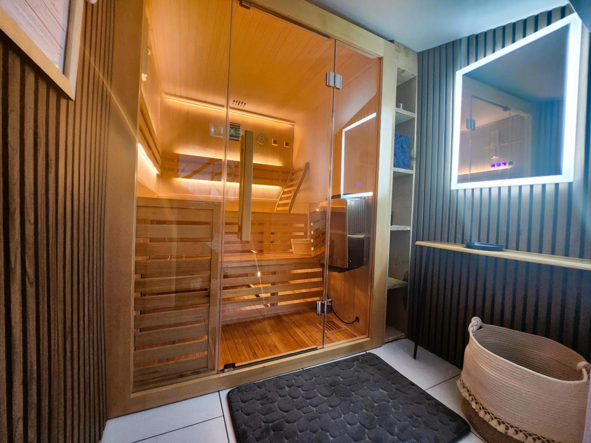 Gite Merlin Spa Privatif Et Sauna Trélévern Exterior foto